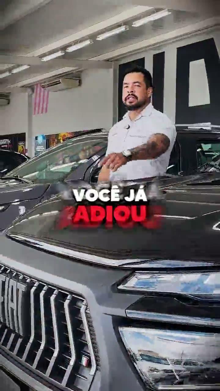 Vendedor apresentando seu trabalho em uma loja
